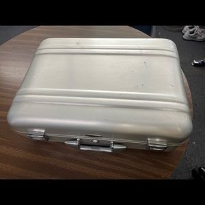 ZERO Halliburton aluminum briefcase. Preowned sliver color